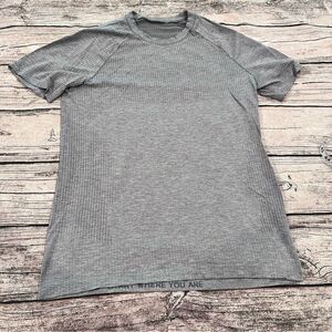 Lululemon Men's Swiftly Tee in Gray; Size Small